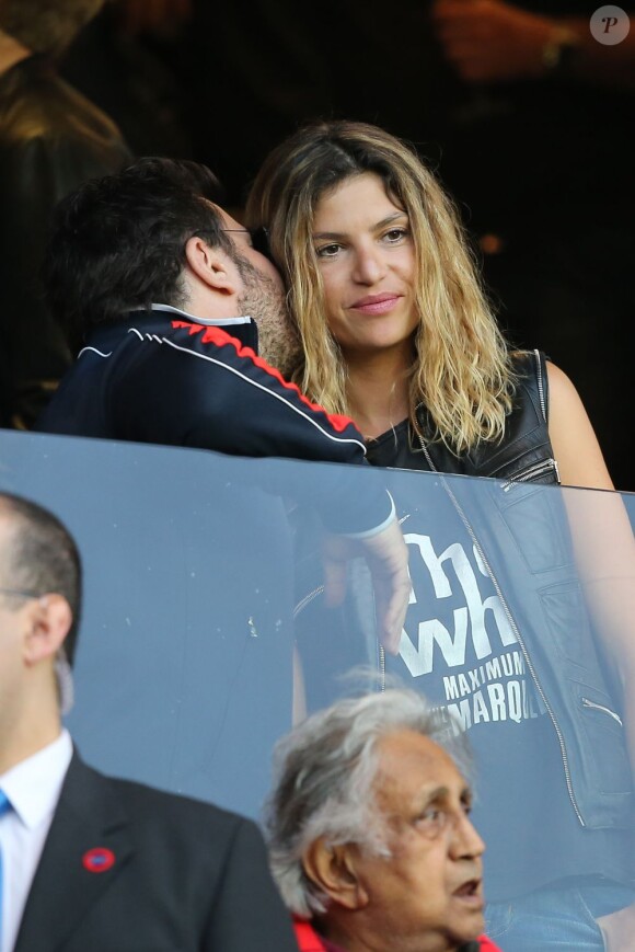 Michaël Youn et Isabelle Funaro lors de la 35e journée du championnat de France de football, au Parc des Princes, entre le PSG et Valenciennes (1-1), à Paris le 5 mai 2013.