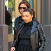 Kim Kardashian enceinte et chic tout en noir, se promène à New York avec son ami l'attaché de presse Jonathan Cheban. Le 5 mai 2013.