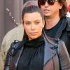 Kim Kardashian enceinte et chic tout en noir, se promène à New York avec son ami l'attaché de presse Jonathan Cheban. Le 5 mai 2013.