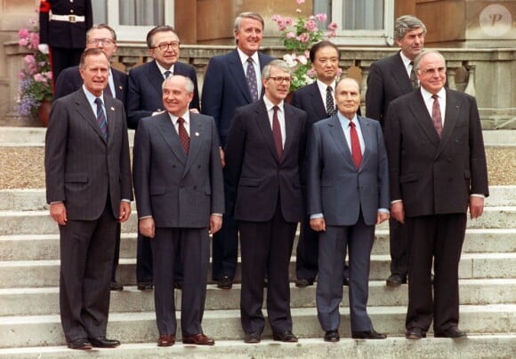 Guilio Andreotti (en haut à droite avec les lunettes) au côté de Mikhail Gorbatchev, George Bush, John Major, François Mitterrand, Helmut Kohl, et Jacques Delors à Londres en 1991.