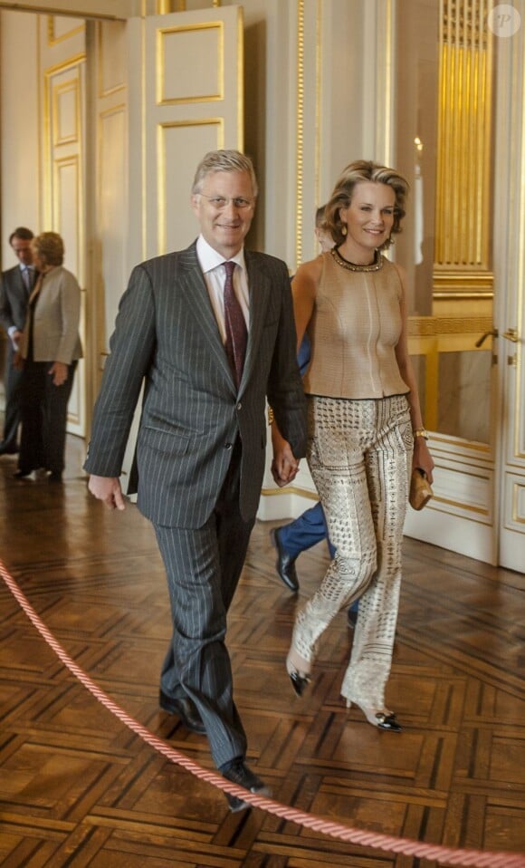 La princesse Mathilde de Belgique remettait, épaulée par son époux le prince Philippe le 3 mai 2013 au palais Laeken, à Bruxelles, le Prix Princesse Mathilde 2013, dédié au rôle du père dans la famille.