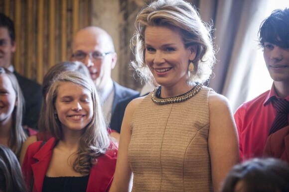 La princesse Mathilde de Belgique remettait en présence de son époux le prince Philippe, le 3 mai 2013 au palais Laeken, à Bruxelles, le Prix Princesse Mathilde 2013, dédié au rôle du père dans la famille.