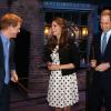 Kate Middleton, enceinte, le prince William et le prince Harry en visite dans les studios Harry Potter de la Warner dans l'Hertfordshire, en avril 2013