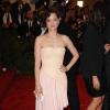Marion Cotillard, dans une tenue signée Christian Dior, lors de l'événement baptisé "Punk: Chaos to Couture" du MET Ball, gala du Costume Institute organisé au Metropolitan Museum of Art à New York le 6 mai 2013