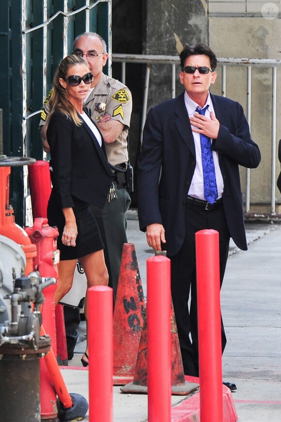 Les deux acteurs Charlie Sheen et Denise Richards se rendent au tribunal de Los Angeles. Il était question de savoir qui aurait la garde des jumeaux Bob et Max, fils de l'acteur et de Brooke Mueller, internée pour être retombée dans la drogue. Photo prise le 7 mai 2013.