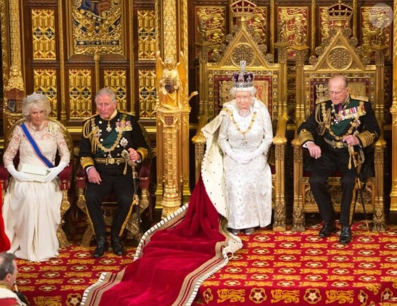 Camilla Parker Bowles, au côté du prince Charles, prenait part pour la première fois à l'ouverture du Parlement par la reine Elizabeth II, le 8 mai 2013 à Westminster, accompagnant le prince Charles, présent à ce rituel pour la première fois en 17 ans.