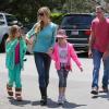 Denise Richards, son père et ses filles Lola et Sam, vont déjeuner à Charlie's Pantry dans le quartier de Bel Air à Los Angeles, le 8 mai 2013.