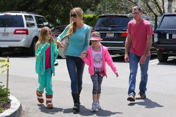 Denise Richards, son père et ses filles Lola et Sam, vont déjeuner à Charlie's Pantry dans le quartier de Bel Air à Los Angeles, le 8 mai 2013.
