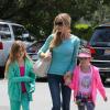 Denise Richards, son père Irv et ses filles Lola et Sam, vont déjeuner à Charlie's Pantry dans le quartier de Bel Air à Los Angeles, le 8 mai 2013.