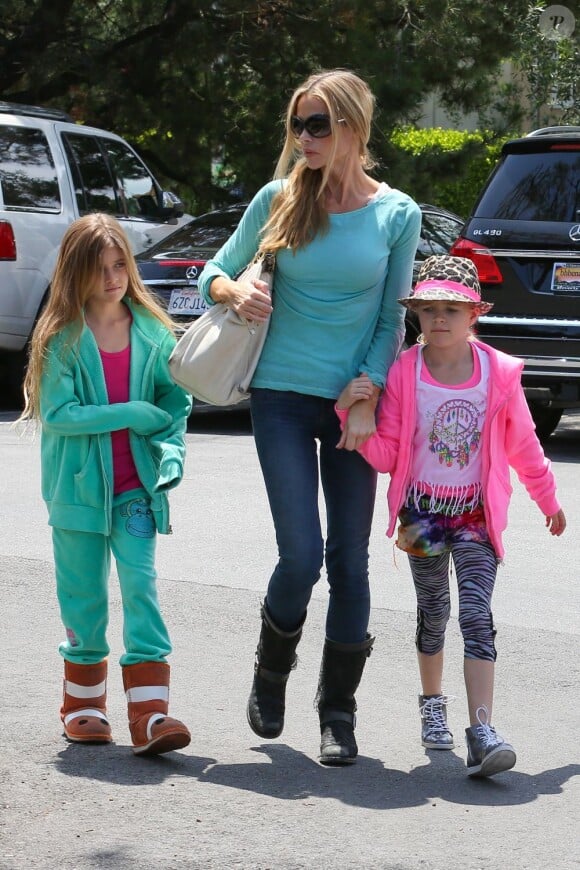 Denise Richards, son père Irv et ses filles Lola et Sam, vont déjeuner à Charlie's Pantry dans le quartier de Bel Air à Los Angeles, le 8 mai 2013.