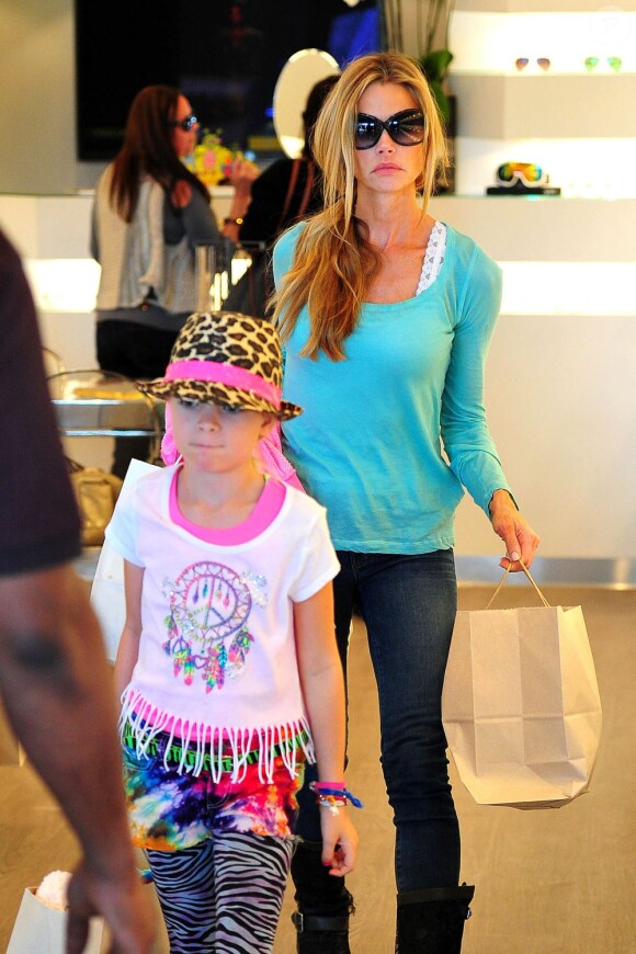 Denise Richards, son père et ses filles, vont déjeuner à Charlie's Pantry dans le quartier de Bel Air à Los Angeles, le 8 mai 2013.