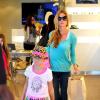 Denise Richards, son père Irv et ses filles Lola et Sam, vont déjeuner à Charlie's Pantry dans le quartier de Bel Air à Los Angeles, le 8 mai 2013.