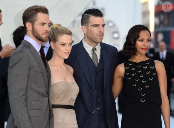 Chris Pine, Alice Eve, Zachary Quinto et Zoe Saldana lors de la première mondiale de Star Trek Into Darkness à Londres le 2 mai 2013.