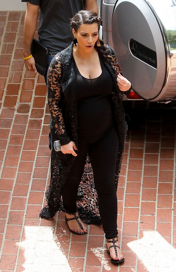 Kim Kardashian (enceinte) a accompagné son homme Kanye West, à la recherche de leur nouvelle maison le 10/05/2013