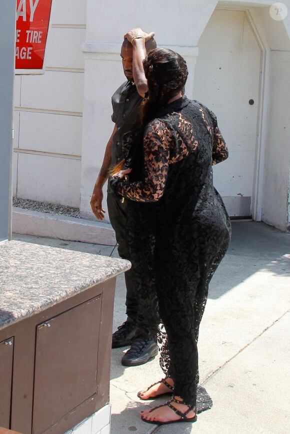 Le chanteur Kanye West, accompagné de Kim Kardashian, s'est pris un panneau de signalisation "Wrong Way" dans la tête en sortant à Los Angeles alors qu'il voulait éviter les paparazzi. Le 10 mai 2013