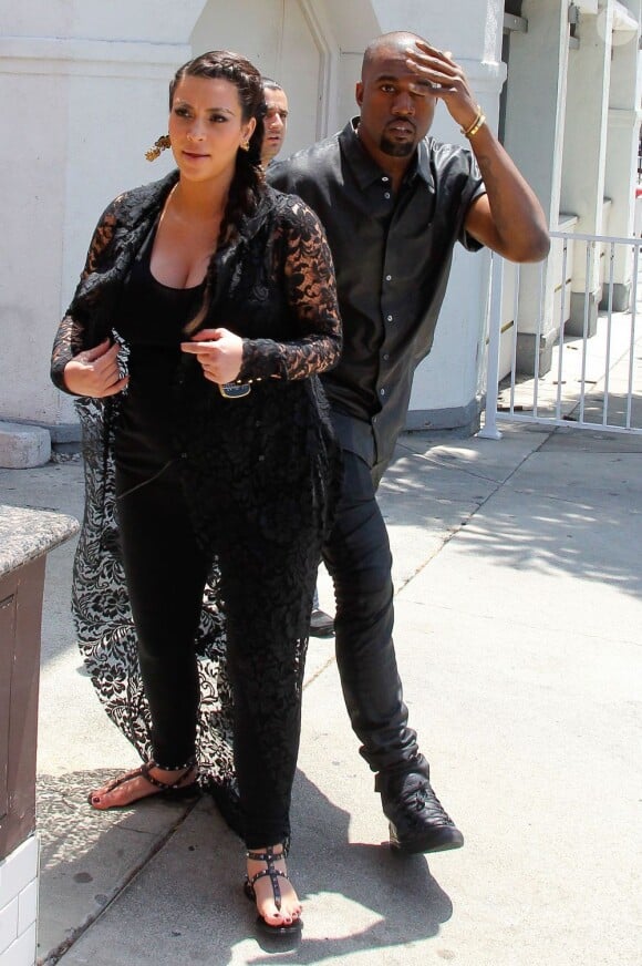 Le chanteur Kanye West, accompagné de Kim Kardashian, s'est pris un panneau de signalisation "Wrong Way" dans la tête en sortant à Los Angeles alors qu'il voulait éviter les paparazzi. Et s'est mis en colère contre les photographes. Le 10 mai 2013