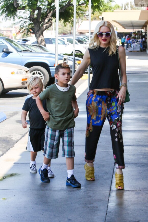 La chanteuse Gwen Stefani, en beauté, et ses deux adorables garçons Zuma et Kingston sont allés déjeuner au restauraux Chuck E. Cheese's, en Californie, le 11 mai 2013