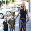 La chanteuse Gwen Stefani, très lookée, et ses deux fils Zuma et Kingston sont allés déjeuner au restauraux Chuck E. Cheese's, en Californie, le 11 mai 2013
