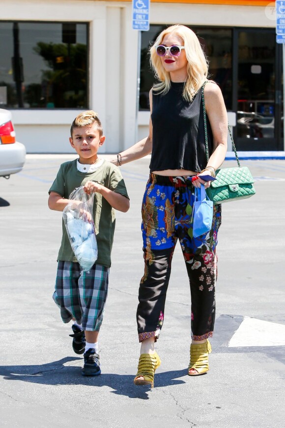 La chanteuse Gwen Stefani, en beauté, et ses deux fils Zuma et Kingston sont allés déjeuner au restauraux Chuck E. Cheese's, en Californie, le 11 mai 2013