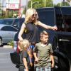 La chanteuse Gwen Stefani, en beauté, et ses deux fils Zuma et Kingston sont allés déjeuner au restauraux Chuck E. Cheese's avant de repartir en voiture, en Californie, le 11 mai 2013