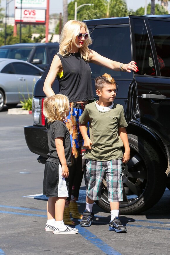 La chanteuse Gwen Stefani, en beauté, et ses deux fils Zuma et Kingston sont allés déjeuner au restauraux Chuck E. Cheese's avant de repartir en voiture, en Californie, le 11 mai 2013