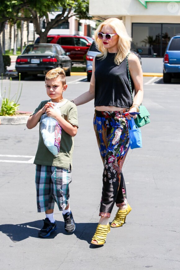 La chanteuse Gwen Stefani, en beauté, et ses deux fils Zuma et Kingston sont allés déjeuner au restauraux Chuck E. Cheese's, en Californie, le 11 mai 2013