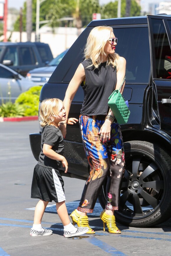 La chanteuse Gwen Stefani, en beauté, et ses deux fils Zuma et Kingston sont allés déjeuner au restauraux Chuck E. Cheese's, en Californie, le 11 mai 2013