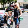 La chanteuse Gwen Stefani, en beauté, et ses deux fils Zuma et Kingston sont allés déjeuner au restauraux Chuck E. Cheese's, en Californie, le 11 mai 2013 - Les garçons mangent des bonbons