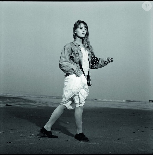 Vanessa Paradis, prise en photographie à la fin des années 1980 par Pierre Terrasson. Photo inédite sur la plage de Sangatte.