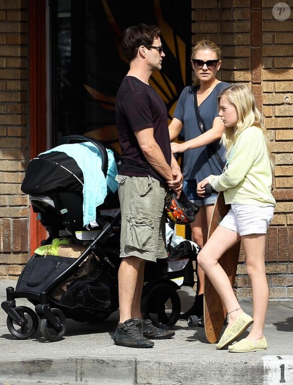 Anna Paquin et Stephen Moyer avec leur jumeaux et Lilac (fille aînée de Moyer) à Los Angeles, le 2 mars 2013.