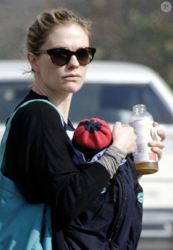 Anna Paquin et l'un de ses bébés à Los Angeles, le 25 novembre 2012.