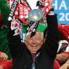 Sir Alex Ferguson faisait ses adieux à Old Trafford et Manchester United, club qu'il a entraîné durant 26 ans lors d'un dernier match face à Swansea, avant de soulever le titre de champion d'Angleterre, le 20e de l'histoire du club, le 13e pour le manager légendaire des Red Devils, le 12 mai 2013