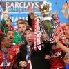 Sir Alex Ferguson au milieu de ses joueurs au moment de soulever le trophée de champion d'Angleterre, le 13e et dernier de sa longue carrière, le 12 mai 2013 à Manchester