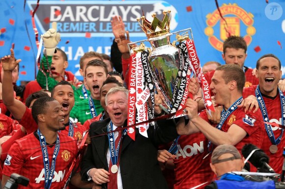 Sir Alex Ferguson au milieu de ses joueurs au moment de soulever le trophée de champion d'Angleterre, le 13e et dernier de sa longue carrière, le 12 mai 2013 à Manchester