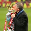 Sir Alex Ferguson et son dernier trophée glané après 26 ans passé à la tête de Manchester United, à qui il faisait ses adieux le 12 mai 2013