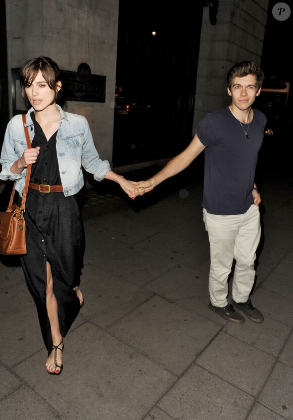 Keira Knightley et James Righton à la sortie d'un restaurant à Londres le 31 mai 2012.
