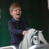 James, vicomte Severn, fils du prince Edward et de la comtesse Sophie de Wessex, s'éclate sur des chevaux de bois au Windsor Horse Show le 11 mai 2013