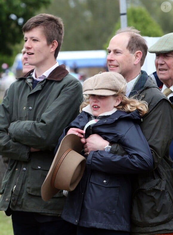 Lady Louise Mountbatten-Windsor dans les bras de son père le prince Edward, comte de Wessex, au Windsor Horse Show le 11 mai 2013
