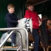 James, vicomte Severn, fils du prince Edward et de la comtesse Sophie de Wessex, s'éclate sur des chevaux de bois au Windsor Horse Show le 11 mai 2013