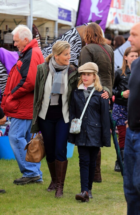 Lady Louise Mountbatten-Windsor, 9 ans, avec sa mère la comtesse Sophie de Wessex au Windsor Horse Show le 11 mai 2013