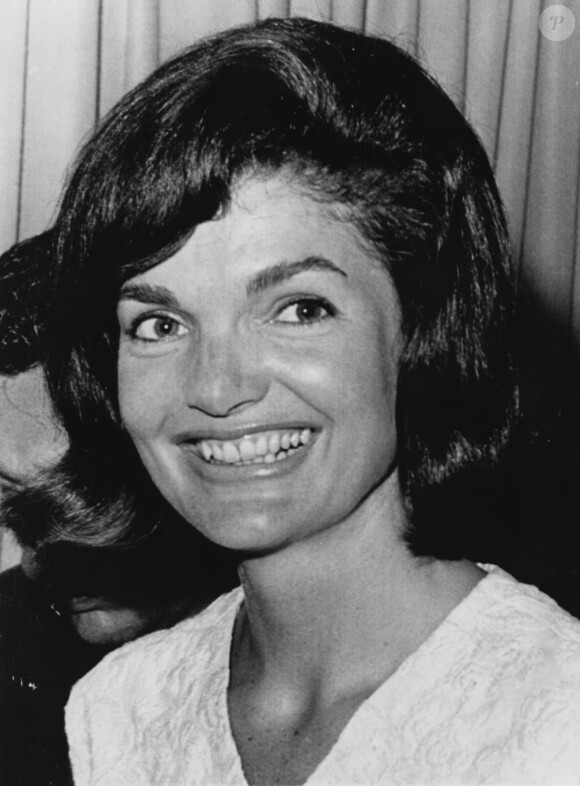 Le coiffeur Kenneth Battelle était devenu célèbre notamment grâce à Jackie Kennedy, ici le 27 août 1964.