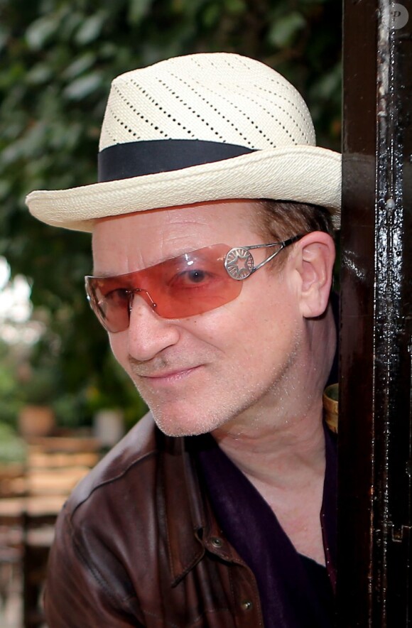 Le chanteur du groupe U2, Bono, nous adresse ses voeux 2013 depuis Saint Paul de Vence dans le sud de la France le 6 Janvier 2012.