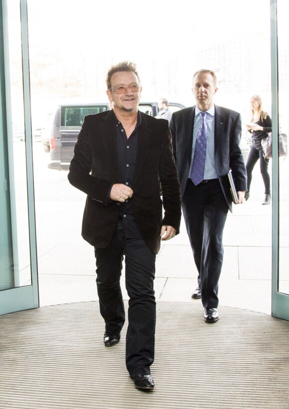 Bono en Allemagne pour rencontrer Angela Merkel, le 8 avril 2013.