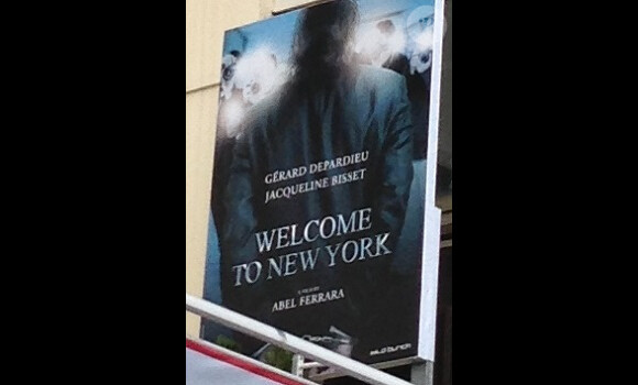 Gérard Depardieu menotté sur la première affiche du "Welcome To New York" installée sur le flanc d'un immeuble à face du Palais des festivals à Cannes, mai 2013.