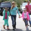 L'acteur Denise Richards va déjeuner avec son père et ses filles Sam et Lola à Los Angeles, le 8 mai 2013.
