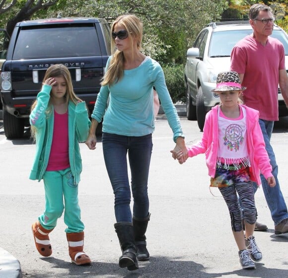 L'acteur Denise Richards va déjeuner avec son père et ses filles Sam et Lola à Los Angeles, le 8 mai 2013.