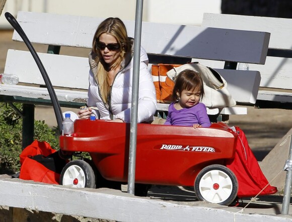 Denise Richards emmène ses filles Sam et Lola faire du cheval à Malibu le 13 Janvier 2013.