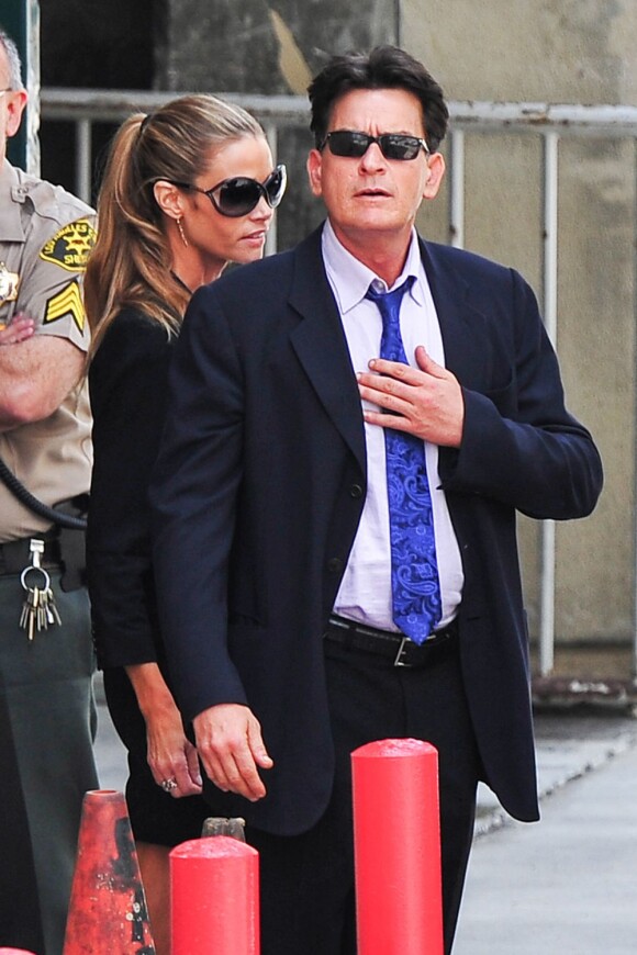 Charlie Sheen et Denise Richards se rendent au tribunal de Los Angeles. Il était question de savoir qui aurait la garde des jumeaux Bob et Max, fils de l'acteur et de Brooke Mueller, internée pour être retombée dans la drogue. Photo prise le 7 mai 2013.