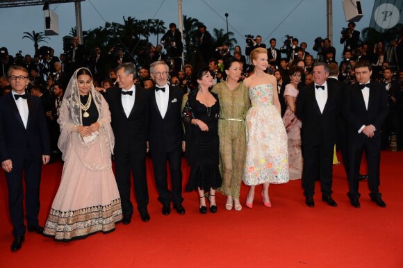 Cristian Mungiu, Naomi Kawase, Christoph Waltz, Vidya Balan, Daniel Auteuil, Nicole Kidman, le président Steven Spielberg, Ang Lee sur le tapis rouge pour la cérémonie d'ouverture du 66e Festival de Cannes le 15 mai 2013