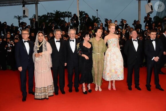 Cristian Mungiu, Naomi Kawase, Christoph Waltz, Vidya Balan, Daniel Auteuil, Nicole Kidman, le président Steven Spielberg et Ang Lee sur le tapis rouge pour la cérémonie d'ouverture du 66e Festival de Cannes le 15 mai 2013